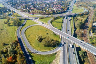 Otoyol çok katlı. A4 uluslararası otoyolunda Zakopianska çok şeritli sokak ve demiryolu ile spagetti kavşağı. Polonya, Krakow çevresindeki otoyolun bir parçası. Yukarıdan hava görünümü 