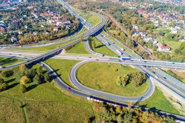 Otoyol çok katlı. Polonya 'nın Krakow kentindeki otoyolun bir kısmı olan Zakopianka karayolu ve demiryolu ile A4 uluslararası otoyolunda spagetti kavşağı. Yukarıdan hava görünümü 