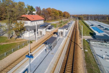 Krakow, Polonya - 31 Ekim 2022: Krakow, Polonya 'nın Swoszowice ilçesindeki yeni modernize edilmiş küçük tren istasyonu, hızlı trenler ve bölgesel taşımacılık için. Big Park ve Ride P + R otoparkı