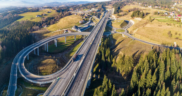 В Польше. Закопянское шоссе с вновь открывшимся туннелем в ноябре 2022 года. Многоуровневый спагетти-переход с кругами движения, виадуками, скользящими дорогами и движением вблизи Скомельной Бяла. Воздушная панорама