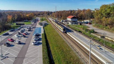 Krakow, Polonya - 31 Ekim 2022: Krakow 'un Swoszowice ilçesindeki yeni modernize edilmiş küçük tren istasyonu, hızlı şehir trenleri ve bölgesel ulaşım için tren. Big Park ve Ride P + R otoparkı