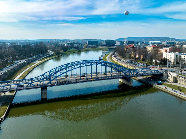 波兰克拉科夫 维斯瓦河上的蓝色毕苏斯基系弧桥 观景台和游客气球以及摩天轮的远景规划 — 图库照片