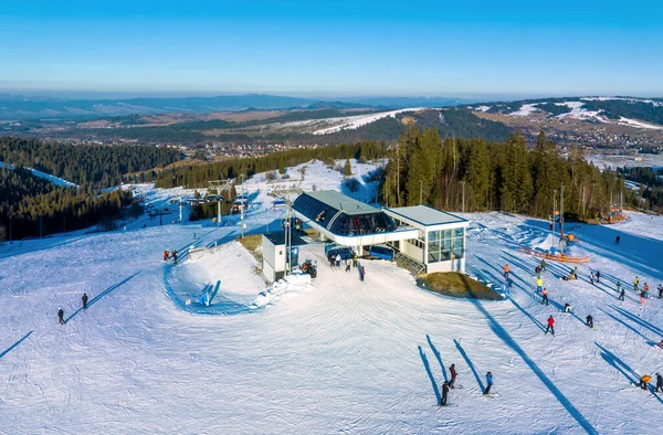 冬季在波兰的Bialka Tatrzanska滑雪胜地Jankulakowski Wierch山的滑雪斜坡 椅子升降机 滑雪者和滑雪者 夕阳西下的空中景观 免版税图库图片