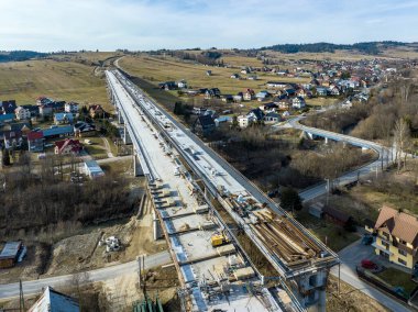 Polonya 'nın Zakopianka yolunda, Klikuszowa köyü üzerinde Krakow' dan Zakopane 'e giden yolun inşaatı devam ediyor. Mart 2023 'te Devlet