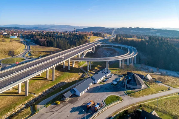 ポーランドの国道7号線 E77号線の新しい道路はザコピアンカと呼ばれた 交通サークル 高架橋 スリップ道路や車との交差点の交差点 背景にあるスコミエルナ ビアラ村 空中風景 ロイヤリティフリーのストック写真