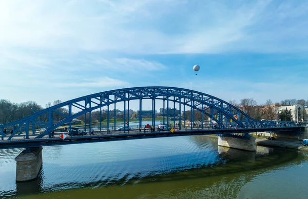 波兰克拉科夫 维斯瓦河上的蓝色毕苏斯基系弧桥 观景台和旅游气球 — 图库照片