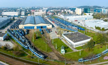 Polonya 'nın Krakow kentindeki mavi tramvay dolu bir tramvay istasyonunun hava manzarası.