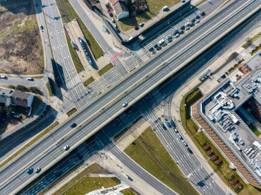 Polonya, Krakow 'da şehir otoyolu kavşağı. Tramvay ve tramvay durağında, arabalar, zebra geçişleri, yukarıdan hava manzarası