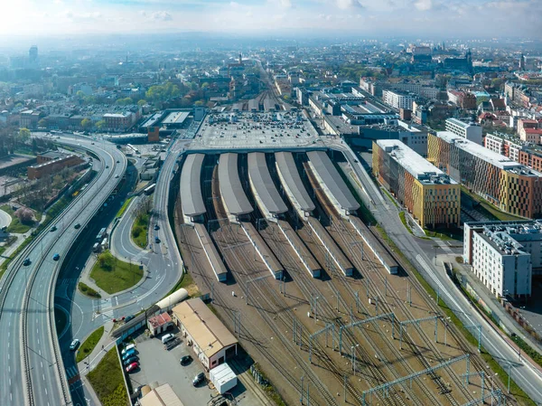 波兰克拉科夫 城市景观与主火车站与大停车场在其屋顶上 高耸的城市公路与交叉口 旋转和坡道 以主要古迹为背景的古城远景规划 — 图库照片