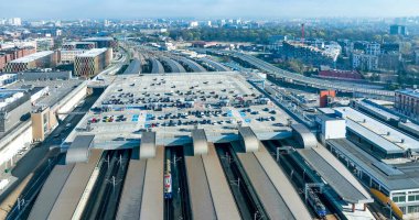 Polonya 'nın Krakow kentindeki ana tren istasyonu (Krakow Glowny), çatıda büyük bir park yeri, arabalar, çatı platformları, tren rayları ve elektrik çekici ile