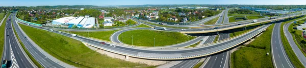 ポーランドのクラクフ ランプ スリップ道路 ヴィダッツ トラックや交通と高速道路のマルチレベルスパゲティ接合の広い空中パノラマ — ストック写真