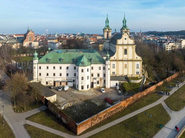 波兰克拉科夫的St Stanislaus教堂和Paulinite修道院 著名波兰人的历史墓葬地 冬日落日下的空中风景 与散步的人一起散步 — 图库照片