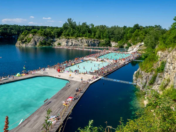 波兰克拉科夫 2023年7月8日 在一个有着陡峭悬崖的Zakrzowek湖上游泳和划船池 代替了先前被洪水淹没的石灰石采石场 新开的娱乐场所有很多人 免版税图库图片