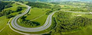 Polonya. Rabka ve Chabowka yakınlarında, Zakopianka olarak adlandırılan, Krakow 'dan Zakopane' e giden virajlı geçiş yolu panoraması. Yazın sabah hava manzarası. Arka planda Chabowka köyü