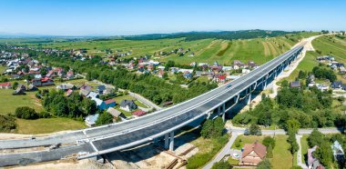 Polonya 'da Zakopianka yolunda, Klikuszowa köyü üzerinde Krakow' dan Zakopane 'ye kadar inşaat halindeki yeni bir otoyol parçası. Nowy Targ yakınlarındaki ana trafik sıkışıklığı. Temmuz 2023 'te eyalet. Hava Panoraması 