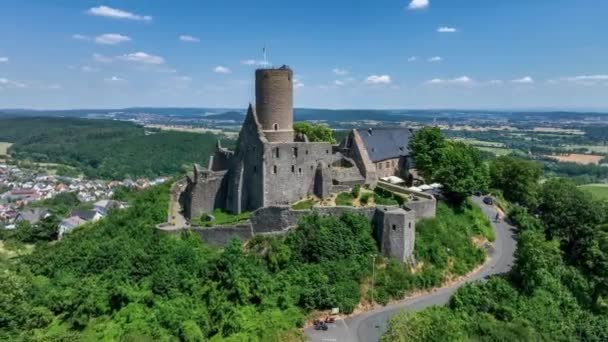 ドイツのヘッセンにある中世グリバーグ城の遺跡は火山の頂上にあります 夏の空中4Kパンニングビデオ — ストック動画