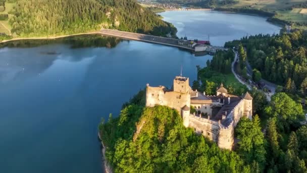 Polonya Günbatımında Niedzica Daki Ortaçağ Kalesinde Dunajec Nehri Üzerindeki Yapay — Stok video