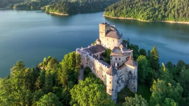 Polonya Günbatımında Niedzica Daki Ortaçağ Kalesinde Dunajec Nehri Üzerindeki Yapay — Stok video