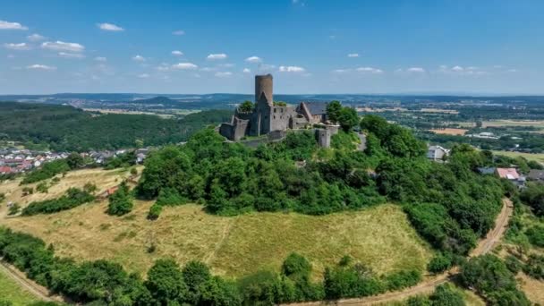 ドイツのヘッセンにある中世グリバーグ城の遺跡は火山の頂上にあります 夏に近づく4Kエアリアル — ストック動画