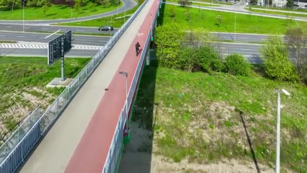 Passarela Com Ciclovia Passarela Pedestre Atravessando Uma Ferrovia Rodovia Cidade — Vídeo de Stock