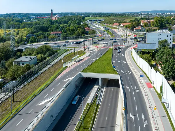 Krakow 'da Trasa Lagiewnicka adında, tünelleri olan çok şeritli bir yol, arabalar ve tramvaylar için kavşaklar, bisiklet yolları, zebra geçitleri ve akustik ekranları olan geçitler. Hava görünümü