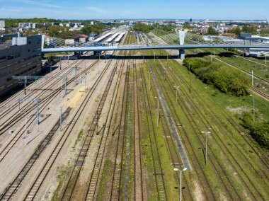 Krakow Plaszow Polonya 'daki büyük tren istasyonu. Tramvaylar, bisikletler ve yayalar için asma kablo destekli köprü. Birçok yeni ve eski raylar ve at arabaları 