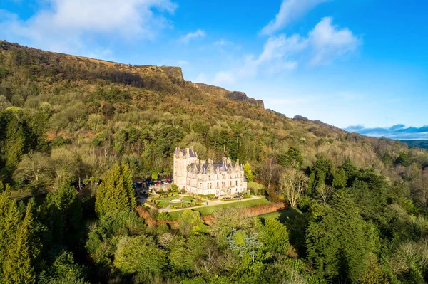 洞穴山郊野公园和贝尔法斯特城堡 建于19世纪 北爱尔兰贝尔法斯特的旅游胜地 空中景观 免版税图库图片