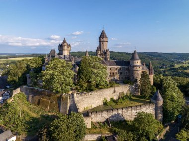 Braunfels 'teki ortaçağ şatosu, Hesse, Almanya, birçok ilave ile birlikte. Yazın gün batımında hava manzarası