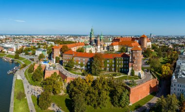 Wawel Kalesi ve Krakow, Polonya 'daki Gotik Katedrali. Altın kubbeli, kuleli, savunma duvarlı, bahçeli, parklı ve turistli Rönesans Sigismund Şapeli. Küçük limanlı Vistula Nehri. Hava görünümü