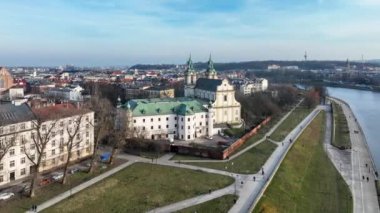 Skalka, Krakow, Polonya 'daki na Skalce kilisesi. St. Stanislaus Kilisesi ve Paulinite Manastırı. Seçkin Polonyalıların gömüldüğü yer. Hava görüntüsü. Kış, gün batımı. Vistula nehri boyunca yürüyen insanlarla dolaş.