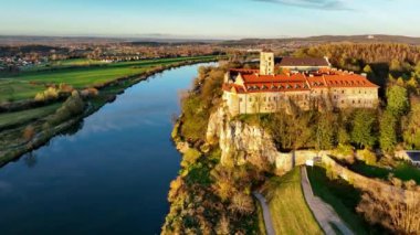 Tyniec Krakow, Polonya yakınlarında. Benedictine manastırı, manastır ve kilise dik kayalık bir uçurum ve Vistula Nehri 'ndeki su yansıması. Gün batımında hava görüntüsü