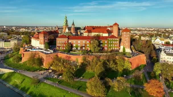 Cracovia Polonia Castillo Catedral Real Wawel Río Vístula Con Embarcaciones — Vídeo de stock