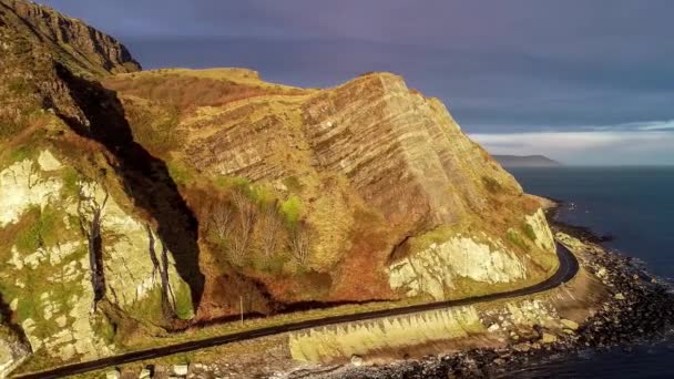 Северная Ирландия Великобритания Атлантическое Побережье Скалами Дорога Прибрежной Полосе Одна — стоковое видео