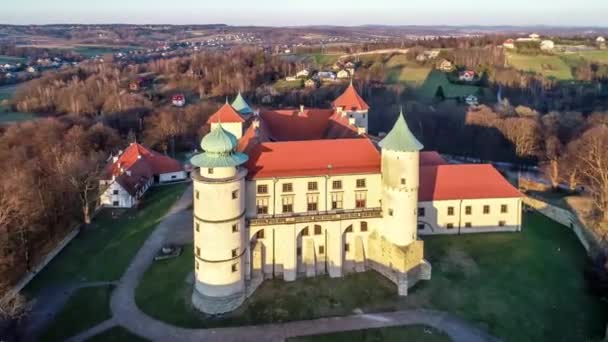 文艺复兴时期 部分巴洛克城堡位于诺维斯尼茨山上 现属于波兰国家 春天的空中启示视频 日落之光 — 图库视频影像