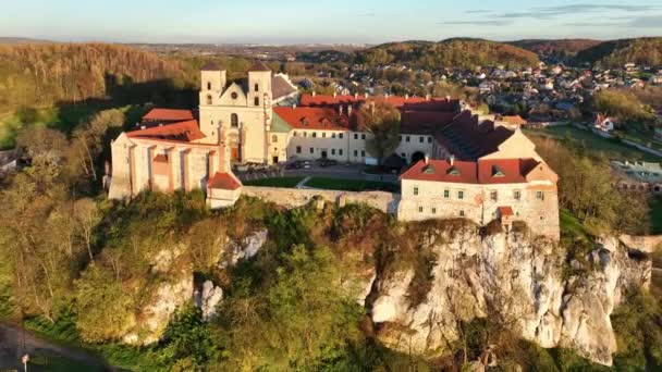 波兰克拉科夫附近的提尼茨在陡峭的岩石悬崖上的本笃会修道院 修道院和教堂及其在维斯瓦河中的水倒影 秋天落日下 空中透露4K视频 — 图库视频影像
