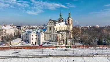 Krakow, Polonya. Skalka, St. Stanislaus Kilisesi na Skace ve Paulinite manastırı karda. Seçkin Polonyalıların gömüldüğü yer. Kışın hava videosu, yürüyen insanlarla bulvarlar ve gezinti.