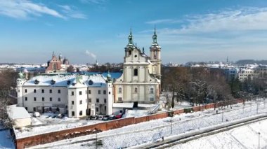 Krakow, Polonya. Skalka, St. Stanislaus Kilisesi na Skace ve Paulinite manastırı karda. Seçkin Polonyalıların gömüldüğü yer. Kışın hava videosu, yürüyen insanlarla bulvarlar ve gezinti.