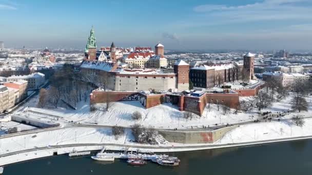Kraków Polska Katedra Zamek Wawelu Śniegu Zimą Rzeka Wisła Łodzie — Wideo stockowe