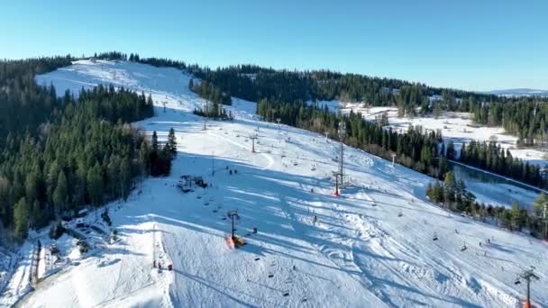 波兰Bialka Tatrzanska滑雪胜地的滑雪坡 滑雪者和滑雪者 Aerial Approaching Panning Video — 图库视频影像