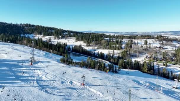 Pista Esquí Telesillas Esquiadores Snowboarders Bialka Tatrzanska Estación Esquí Polonia — Vídeos de Stock