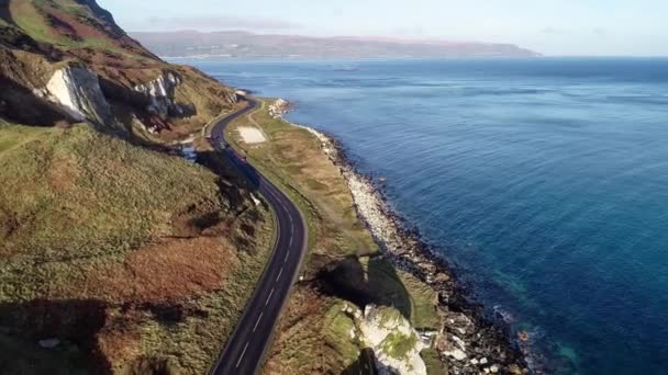 北爱尔兰 大西洋沿岸有悬崖 有汽车和停车场的铜锣湾海滨公路是欧洲风景最优美的海滨公路之一 Aerial Video — 图库视频影像