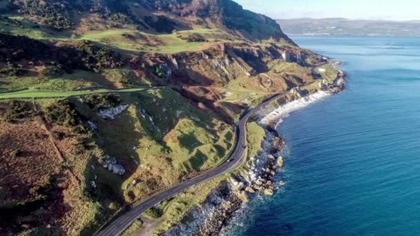 Северная Ирландия Великобритания Атлантическое Побережье Скалами Дорога Побережье Известная Антрим — стоковое видео