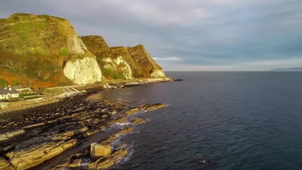 有悬崖的大西洋海岸 北爱尔兰 加龙角地质构造 停车及铜锣湾沿岸路线 欧洲风景最优美的沿海公路之一 空中风景 日出光 — 图库视频影像