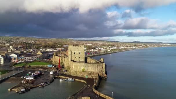 Medieval Norman Castle Harbor Carrickfergus Belfast Sunset Light Aerial Acercándose — Vídeos de Stock
