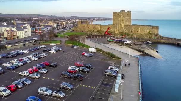 Средневековый Нормандский Замок Гавань Большой Парковкой Автомобилями Carrickfergus Близ Белфаста — стоковое видео