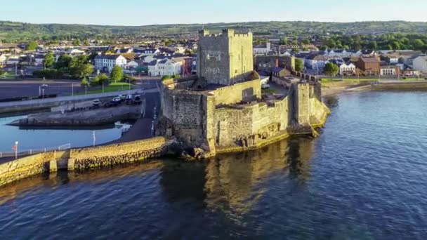 Medieval Norman Castle Harbor Carrickfergus Belfast Sunrise Light Video Panorámico — Vídeos de Stock