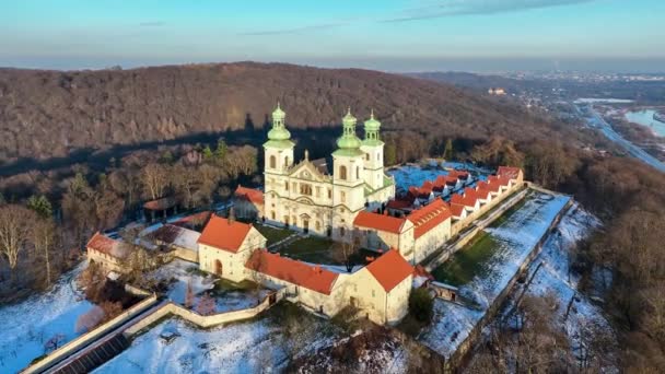 Kamieniarski Klasztor Barokowy Kościół Lesie Wzgórzu Bielanach Kraków Polska Aerial — Wideo stockowe