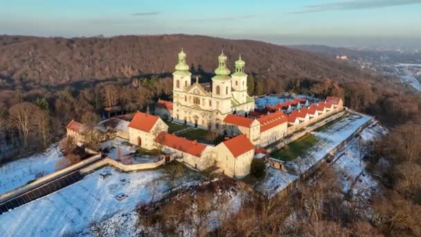 Monasterio Camaldolés Iglesia Barroca Bosque Colina Bielany Cracovia Polonia Vídeo — Vídeos de Stock