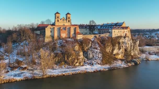 폴란드 크라쿠프 근처의 Tyniec 베네딕토회 수도원 수도원 교회는 가파른 절벽과 — 비디오