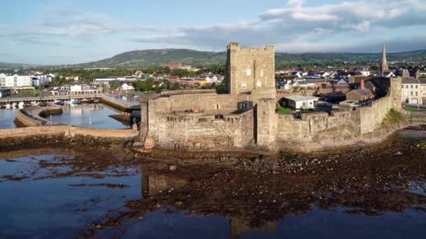 Středověký Hrad Norman Carrickfergu Belfastu Severním Irsku Úsvitu Letecké Létající — Stock video